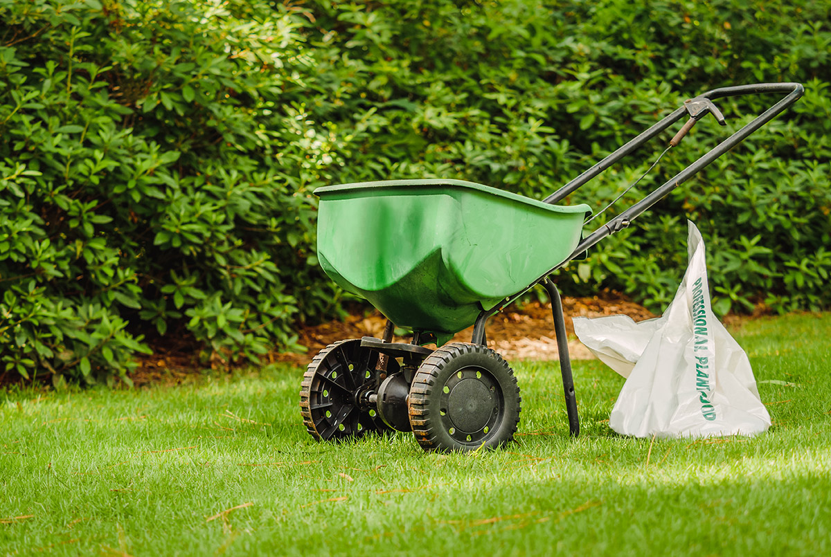Lawn fertilizer spreader